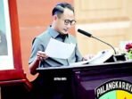 Wali Kota Palangka Raya, Fairid Naparin menjabarkan poinpoin pembahasan pada forum paripurna di Gedung DPRD Kota Palangka Raya, belum lama ini.