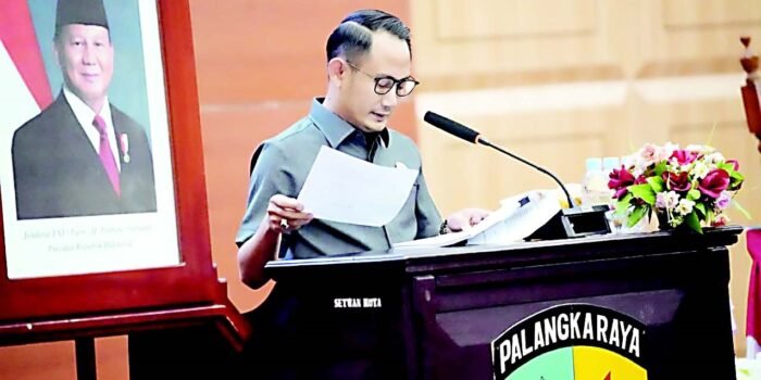 Wali Kota Palangka Raya, Fairid Naparin menjabarkan poinpoin pembahasan pada forum paripurna di Gedung DPRD Kota Palangka Raya, belum lama ini.