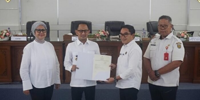 Kepala Kantor Pertanahan Palangka Raya, Ferdinan Adinoto secara simbolis memberikan sertifikat tanah kepada Wali Kota Palangka Raya, Fairid Naparin di Peteng Karuhei II Kantor Wali Kota, Rabu (1/4).