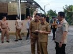 Wali Kota Palangka Raya, Fairid Naparin meninjau beberapa kondisi drainase di kota, baru-baru ini.