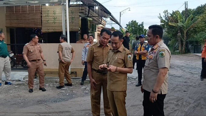 Wali Kota Palangka Raya, Fairid Naparin meninjau beberapa kondisi drainase di kota, baru-baru ini.