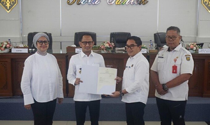 Kepala Kantor Pertanahan Palangka Raya, Ferdinan Adinoto secara simbolis memberikan sertifikat tanah kepada Wali Kota Palangka Raya, Fairid Naparin di Peteng Karuhei II Kantor Wali Kota, Rabu (1/4).