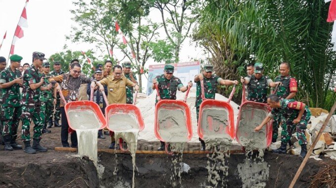 Wali Kota Palangka Raya, Fairid Naparin bersama Pangdam XXII/ Tambun Bungai dan jajaran memasukkan adukkan semen sebagai tanda dimulainya pembangunan Jembatan Perintis Garuda di Jalan Bengari 2, Senin (6/4).