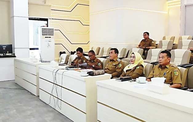 Wakil Wali Kota Palangka Raya, Achmad Zaini bersama TPID Kota Palangka Raya menyimak arahan Sekjen Kemendagri secara virtual, diruang CC Kantor Wali Kota Palangka Raya, Senin (13/4).