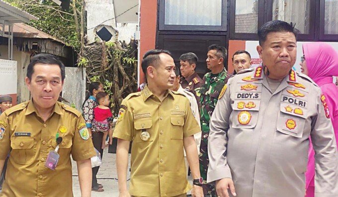 Wali Kota Palangka Raya, Fairid Naparin saat membuka Sekolah Rakyat (SR), beberapa waktu lalu.