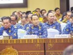 SERIUS: Wali Kota Palangka Raya, Fairid Naparin saat mengikuti rapat koordinasi di Aula Jayang Tingang (AJT) Kantor Gubernur Kalteng, belum lama ini.