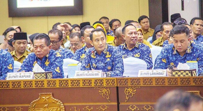 SERIUS: Wali Kota Palangka Raya, Fairid Naparin saat mengikuti rapat koordinasi di Aula Jayang Tingang (AJT) Kantor Gubernur Kalteng, belum lama ini.