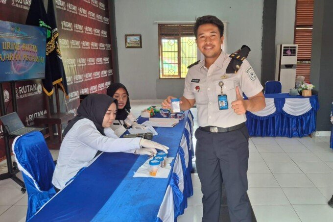 WhatsApp Image 2026-04-08 at 11.18.21 Pelaksanaan tes urine ini juga merupakan bagian dari strategi mendukung program Pemasyarakatan Maju melalui penguatan tiga kunci pemasyarakatan, dengan fokus pada pemberantasan peredaran gelap narkoba di lingkungan rutan.