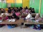 Anak-anak Taman Pendidikan Al-Qur’an (TPA) Darussholihin saat belajar.