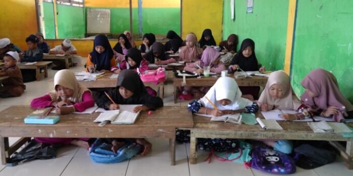 Anak-anak Taman Pendidikan Al-Qur’an (TPA) Darussholihin saat belajar.