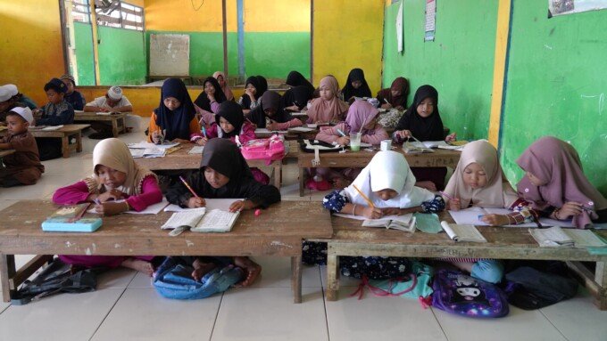 Anak-anak Taman Pendidikan Al-Qur’an (TPA) Darussholihin saat belajar.