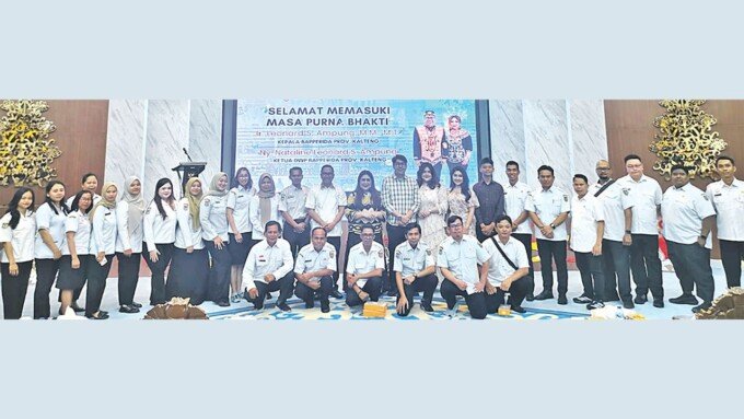 Ir Leonard S Ampung MM MT dan istri serta anak-anak berfoto bersama pegawai sekretariat Bapperida Kalteng usai mengikuti acara perpisahan dengan Aparatur Sipil Negara (ASN) dilingkup Badan Perencanaan Pembangunan, Riset dan Inovasi Daerah (Bapperida) Provinsi Kalteng di Aula Bapperida, Rabu (1/4).