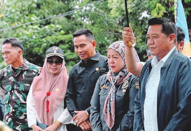 KUNJUNGAN: Wakil Ketua II DPRD Barito Utara, Hj Henny Rosgiaty Rusli ketika menghadiri Musrenbang di Kecamatan Lahei Barat, belum lama ini.