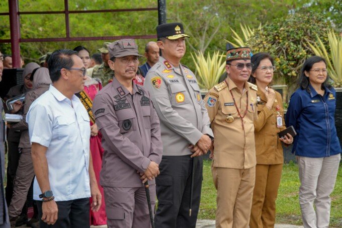 Gubernur Kalteng, H Agustiar Sabran bersama Forkopimda menyambut kedatangan Menteri Pertahanan RI, Sjafrie Sjamsoeddin di Bandara Tjilik Riwut, Selasa (7/4).