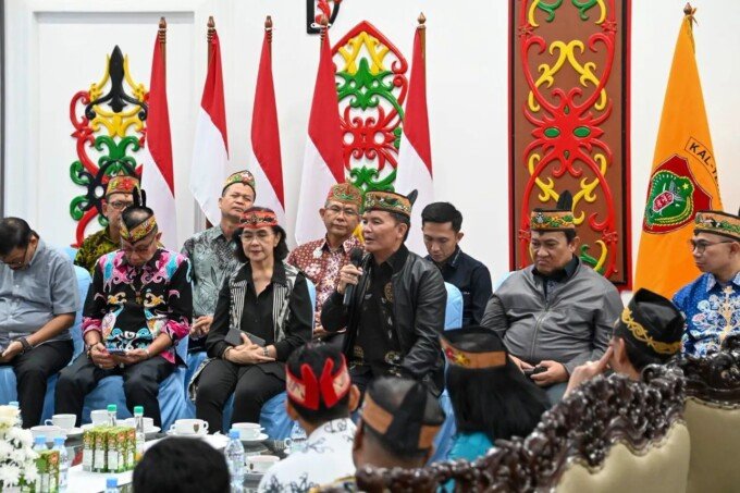 Gubernur Kalteng, H Agustiar Sabran menyampaikan sambutan saat silaturahmi bersama tokoh Nasrani se-Kalimantan Tengah di Istana Isen Mulang, Palangka Raya, Minggu (19/4).