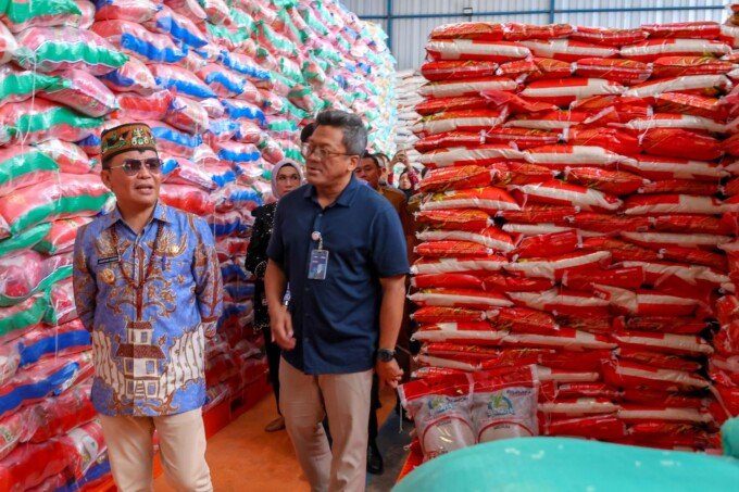 Gubernur Kalteng H Agustiar Sabran melihat kondisi stok pangan di Gudang Bulog Jalan Tjilik Riwut Km 3 Palangka Raya, Selasa (21/4).