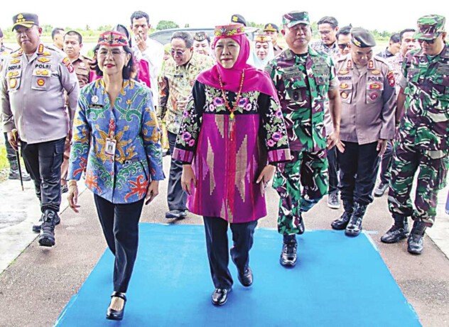 Pj Sekda Kalteng, Linae Victoria Aden menyambut kedatangan Gubernur Jawa Timur, Khofi fah Indar Parawansa di Bandara Tjilik Riwut, kemarin.