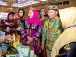 Gubernur Kalteng H Agustiar Sabran dan Gubernur Jatim Khofifah Indar Parawansa dalam acara misi dagang dua provinsi di M Bahalap Hotel, Palangka Raya, Kamis (23/4).