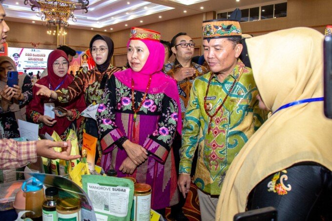Gubernur Kalteng H Agustiar Sabran dan Gubernur Jatim Khofifah Indar Parawansa dalam acara misi dagang dua provinsi di M Bahalap Hotel, Palangka Raya, Kamis (23/4).