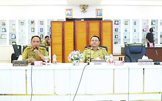 RAPAT: Sekda Kapuas Dr Usis I. Sangkai di dampingi Kepala Dinas Pendidikan Kapuas Dr H. Suwarno Muriat, saat rapat peringantan Hardiknas dan HUT ke -30 Otonomi Daerah.