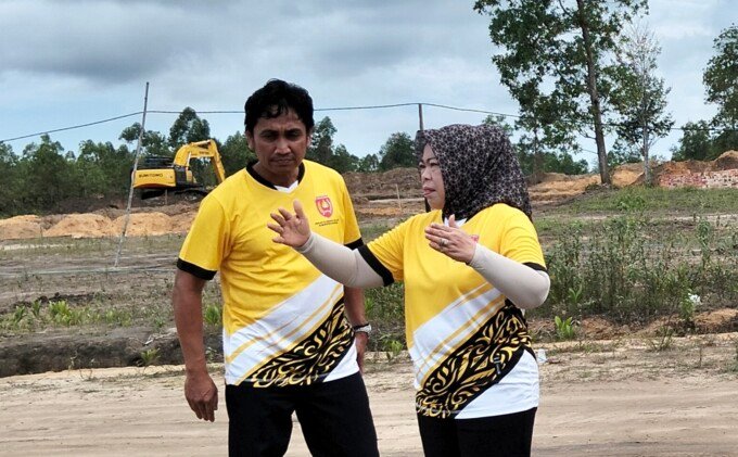 Bupati Kobar Hj Nurhidayah saat berbincang dengan Plt Kadis PUPR Kobar Suryadi