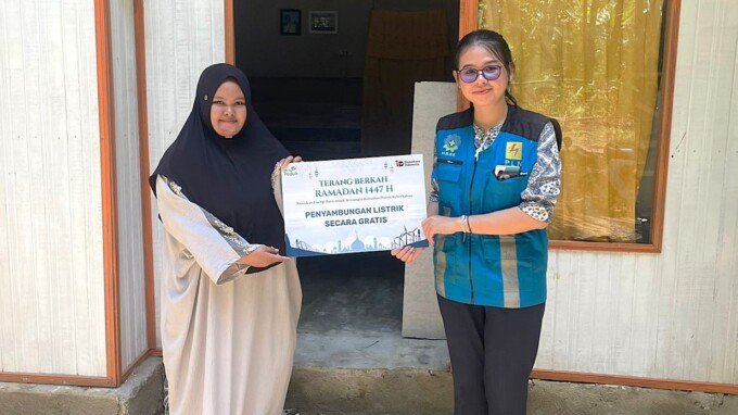 Sofia, warga Desa Kapuh, Kandangan, yang kini dapat menikmati listrik secara mandiri di rumahnya tanpa bergantung pada pihak lain, berkat bantuan pasang baru gratis lanjutan program Terang Berkah PLN UID Kalselteng.