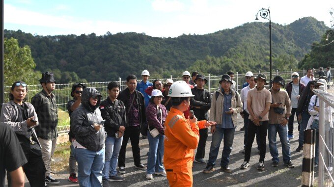 Antusiasme para wartawan, peserta media gathering PLN UID Kalselteng mendengarkan proses produksi listri di PLTA P.M. Noor.