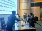 Juru bicara Fraksi PDI Perjuangan, Naruk Saritani menyerahkan pendapat akhir Fraksi PDIP terhadap Raperda RPJMD tahun 2025-2029 kepada pimpinan rapat, pada paripurna IV masa sidang II, di gedung DPRD setempat, Selasa (10/3/2026).
