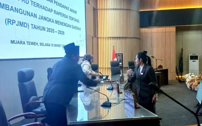 10.1 Juru bicara Fraksi PDI Perjuangan, Naruk Saritani menyerahkan pendapat akhir Fraksi PDIP terhadap Raperda RPJMD tahun 2025-2029 kepada pimpinan rapat, pada paripurna IV masa sidang II, di gedung DPRD setempat, Selasa (10/3/2026).