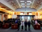 Wakil Ketua II DPRD Barito Utara Henny Rosgiaty Rusli foto bersama dengan Bupati, Wakil Bupati, Sekda, anggota DPRD, kepala perangkat daerah dan undangan lainnya, di ruang rapat DPRD setempat, Selasa (10/3/2026).