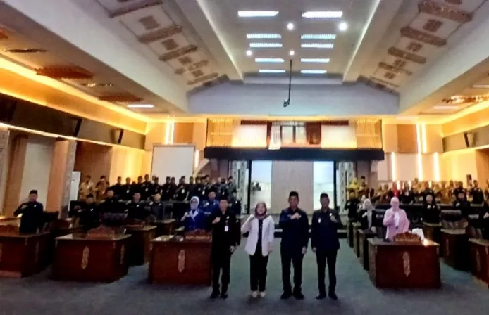 11.1 Wakil Ketua II DPRD Barito Utara Henny Rosgiaty Rusli foto bersama dengan Bupati, Wakil Bupati, Sekda, anggota DPRD, kepala perangkat daerah dan undangan lainnya, di ruang rapat DPRD setempat, Selasa (10/3/2026).