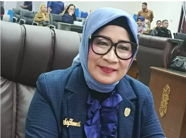 27.1 Ketua Komisi I DPRD Barito Utara, Hj. Nety Herawati
