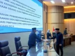 Ketua Fraksi Aspirasi Rakyat, Hasrat menyerahkan pemandangan umum fraksi terhadap lima raperda pada rapat paripurna DPRD, Senin (2/3/2026) di gedung DPRD.