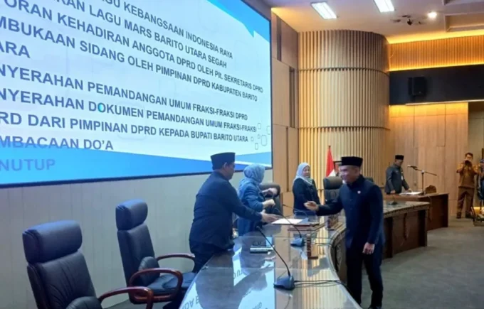 3.1 Ketua Fraksi Aspirasi Rakyat, Hasrat menyerahkan pemandangan umum fraksi terhadap lima raperda pada rapat paripurna DPRD, Senin (2/3/2026) di gedung DPRD.