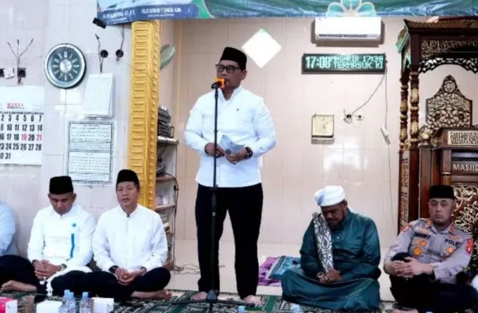 3.2 Bupati Barito Utara Shalahuddin gelar Safari Ramadhan di Masjid Jami Ar Rahim, serap aspirasi warga dan salurkan hibah Rp1 miliar.