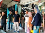 30.2 Ketua Fraksi PDI Perjuangan DPRD Barito Utara H Taufik Nugraha bersama para pedagang di Pasar Barito Permai (pertokoan) Muara Teweh, Minggu (29/3/2026).