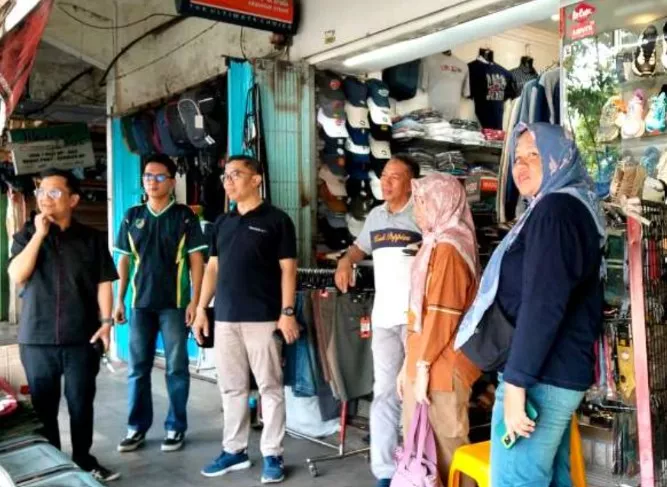 30.2 Ketua Fraksi PDI Perjuangan DPRD Barito Utara H Taufik Nugraha bersama para pedagang di Pasar Barito Permai (pertokoan) Muara Teweh, Minggu (29/3/2026).