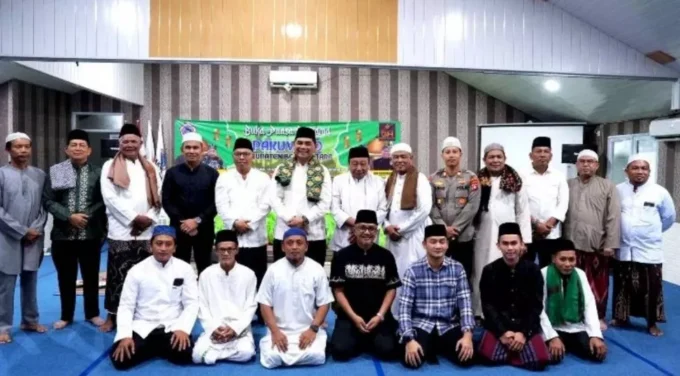 7.1 Anggota DPRD Barito Utara Gun Sriwitanto dan anggota DPRD lainnya seperti Hasrat dan H Nurul Anwar serta Bupati Barito Utara H Shalahuddin menghadiri kegiatan buka puasa bersama Paguyuban Kulowargo Wong Jowo (PAKUWOJO) Kabupaten Barito Utara, di Aula Hot