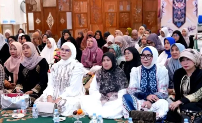 8.1 Anggota DPRD Barito Utara Hj Nety Herawati dan Hj Sri Neni Trianawati turut hadir bersama Ketua Tim Penggerak PKK Kabupaten Barito Utara, Ketua GOW Barito Utara, serta Ketua DWP Barito Utara menghadiri peringatan Nuzulul Quran, di rumah jabatan Bupati.
