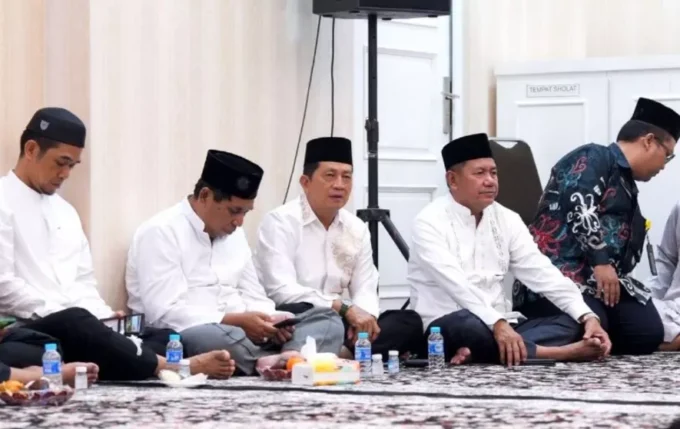 8.2 Anggota DPRD Kabupaten Barito Utara, H Al Hadi, H Nurul Anwar, H Tajeri dan anggota DPRD Hasrat saat menghadiri peringatan Nuzulul Quran di rumah jabatan Bupati, Jumat malam (6/3/2026).