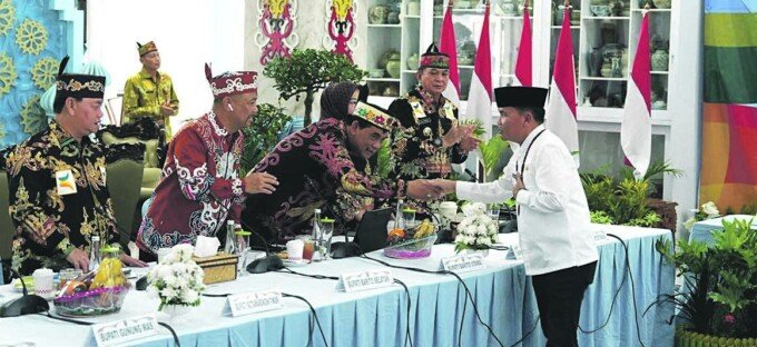 Bupati Barito Utara saat menghadiri Rapat Umum Pemegang Saham (RUPS) Tahunan PT. Bank Kalteng untuk Buku Tahun 2025 di Istana Isen Mulang, Palangka Raya, Jumat (22/5).