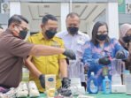 Kepala Kajari Barsel, Zulham Pardamean didampingi Wakil Bupati Barsel, Khristianto Yudha saat mengikuti pemusnahan Barang Bukti kejahatan di depan Kantor Kejari Barsel, Kamis (30/4).