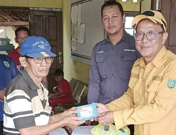 Dinas Sosial Kabupaten Barsel menyalurkan alat Disabilitas di Kecamatan Dusun Utara.