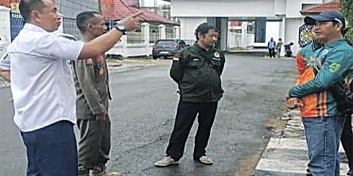 Barito Selatan Satpol PP ber sama DLH imbau warga terkait kebersihan.