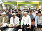 Barito Selatan Bupati Barsel, Dr H Eddy Raya Samsuri didampingi Khristianto Yudha saat mengikuti pelaksanaan Salat Iduladha 1447 Hijriah di Masjid Agung Baiturrahman.