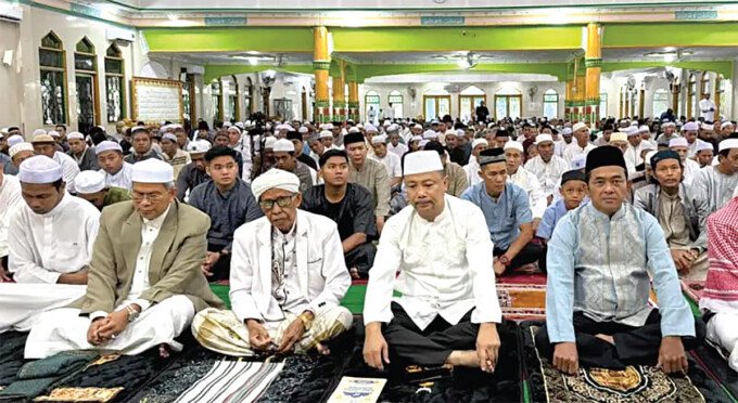 Barito Selatan Bupati Barsel, Dr H Eddy Raya Samsuri didampingi Khristianto Yudha saat mengikuti pelaksanaan Salat Iduladha 1447 Hijriah di Masjid Agung Baiturrahman.