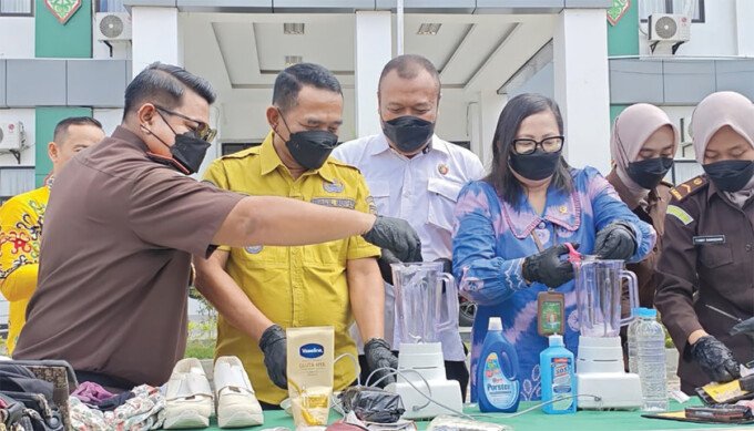 Kepala Kajari Barsel, Zulham Pardamean didampingi Wakil Bupati Barsel, Khristianto Yudha saat mengikuti pemusnahan Barang Bukti kejahatan di depan Kantor Kejari Barsel, Kamis (30/4).