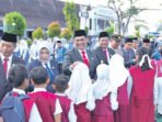 Bupati Barito Utara H Shalahuddin ST MT bersama Wakil Bupati Felix Sonadie Y Tingan AMd dan Sekertaris Daerah Drs Muhlis beserta Ketua DPRD Barito Utara Ir Hj Merry Rukaini MIP saat bersalaman dengan para siswa siswi pasca-upacara Hari Pendidikan Nasional (Hardiknas) di Halaman Kantor Bupati Barito Utara, Sabtu (2/5).