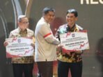 Bupati Barito Utara H Shalahuddin ST MT saat menerima penghargaan untuk Barito Utara sebagai Juara 1 Penurunan Pengangguran se-Kalimantan yang diberikan oleh Menteri Perumahan dan Pemukiman Republik Indonesia, Maruarar Sirait di Platinum Convention and Hall, Balikpapan, Selasa (5/5).