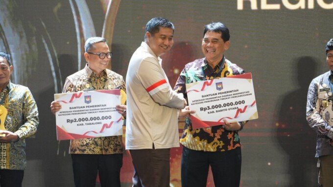Bupati Barito Utara H Shalahuddin ST MT saat menerima penghargaan untuk Barito Utara sebagai Juara 1 Penurunan Pengangguran se-Kalimantan yang diberikan oleh Menteri Perumahan dan Pemukiman Republik Indonesia, Maruarar Sirait di Platinum Convention and Hall, Balikpapan, Selasa (5/5).